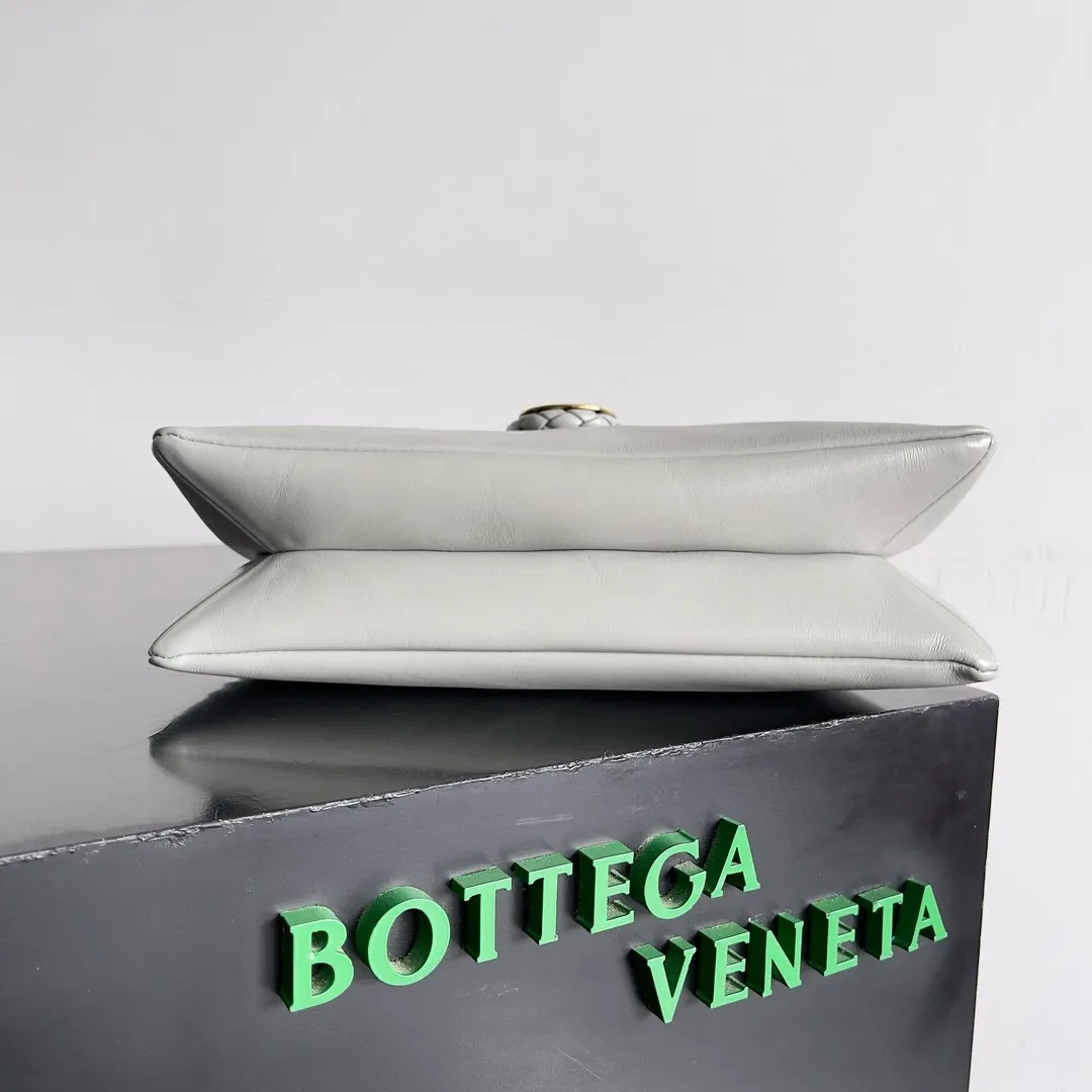Batch 1520 Inspired by the 1970s, the Bottega Veneta women's logo shoulder bag has a smooth leather surface that brings a clean and handsome feel, just like the neatness and tenacity of a working woman. The front buckle has high-quality hardware pendant body, the overall retro elegance, and the excellent leather feels soft. This Bottega Veneta series can be described as beautiful, weakening the complexity of the outfit, not competing for it, and only using the best quality to interpret itself. Style number: 806030 (small size) Size: 27*16*6cm